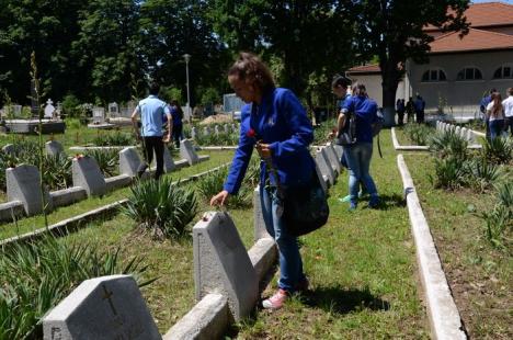 Autorităţile au marcat Ziua Eroilor Neamului cu depuneri de coroane (FOTO)