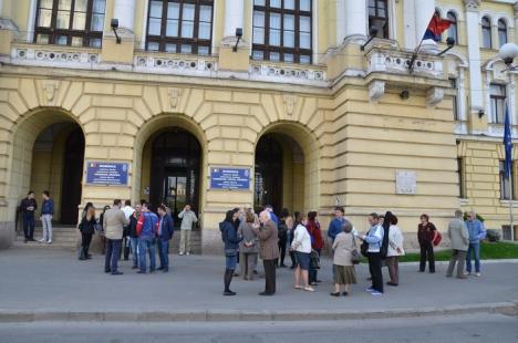 "Adunare culturală" împotriva mutării Muzeului în Cetate, în faţa Primăriei (FOTO)