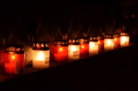 Cimitirul Municipal s-a umplut de lumină şi flori, de Ziua Morţilor (FOTO)