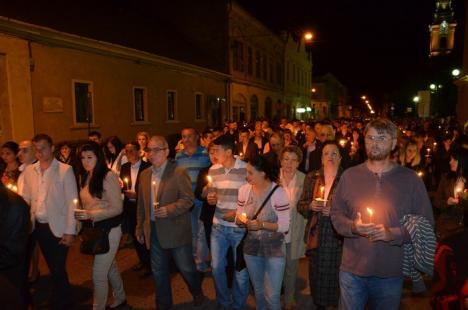 Hristos a Înviat! Sute de orădeni au mers să ia lumină la bisericile din centru (FOTO)