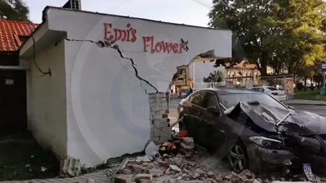 Şofer de BMW din Bihor, implicat într-un accident mortal în Satu Mare: A spulberat o florărie, o femeie a fost prinsă sub dărâmături (FOTO / VIDEO)