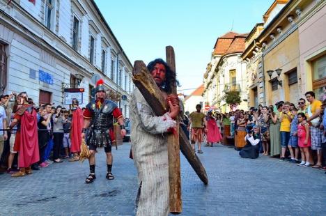 Patimile lui Hristos: Sute de orădeni l-au însoţit pe Iisus pe Drumul Crucii (FOTO / VIDEO)