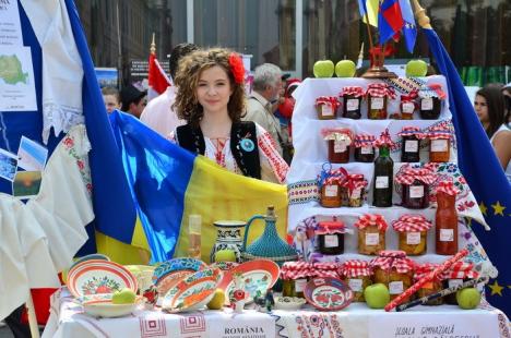 Carnaval european pe străzile Oradiei: Elevii au promovat unitatea în Europa (FOTO/VIDEO)