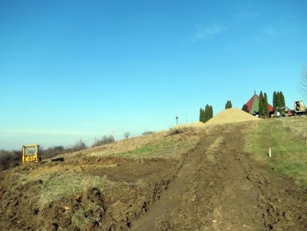 Va fi grădină publică! Abed Nego a început amenajarea zonei de agrement de pe dealul Ciuperca (FOTO)