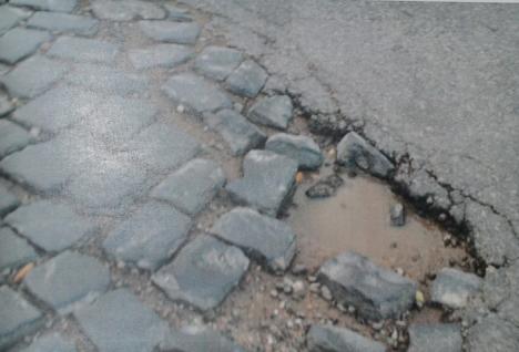 Nu vor să muncească! Drumurile Naţionale Oradea ţine DN19B plin de gropi deşi are ordin să lucreze (FOTO)