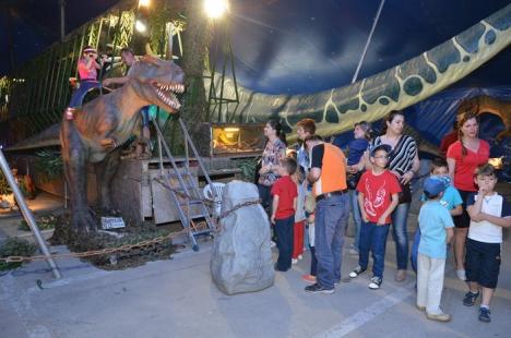 Parcarea Lotus Center, invadată de dinozauri (FOTO)