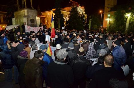 300 de orădeni în stradă: Printre protestatari, Grecu fluturând tricolorul (FOTO / VIDEO)
