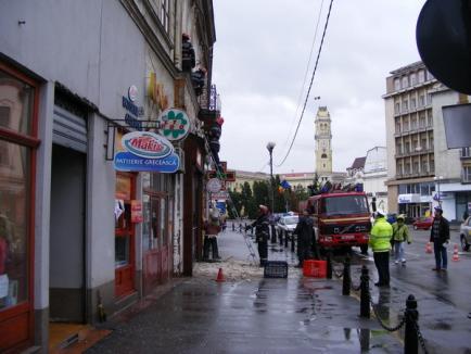 Clădire, pericol public: Faţada unui imobil de pe Republicii a fost dată jos, ca să nu cadă în capul orădenilor