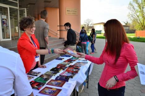 Noaptea Bibliotecilor: Pentru că "lectura e cool-tură", elevii orădeni au împărţit gratis cărţi (VIDEO)