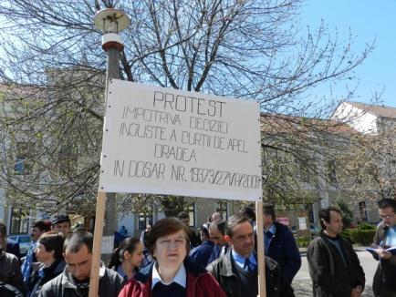 OTL-iştii, din nou în stradă, din solidaritate cu vătmăniţa condamnată pentru moartea unui băiat de 13 ani