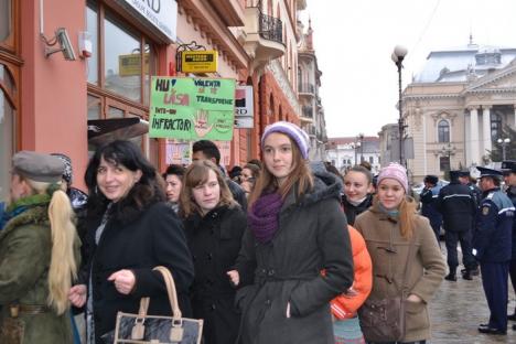 La iniţiativa Floricăi Cherecheş, sute de elevi au mărşăluit împotriva violenţei în şcoli (FOTO)
