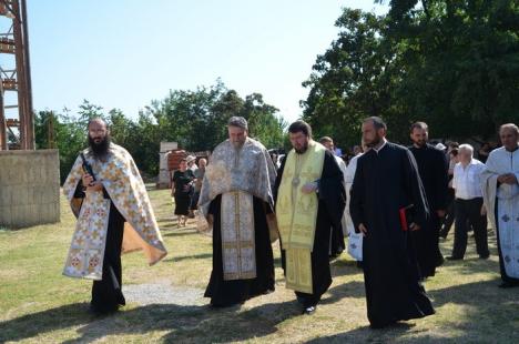 Criticat că n-a mers la înmormântare, episcopul Sofronie a oficiat parastasul părintelui Ciordaş (FOTO)