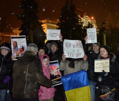 Oradea, seara a şasea de proteste: Unii manifestanţi s-au retras din cauza lozincilor vulgare (FOTO)