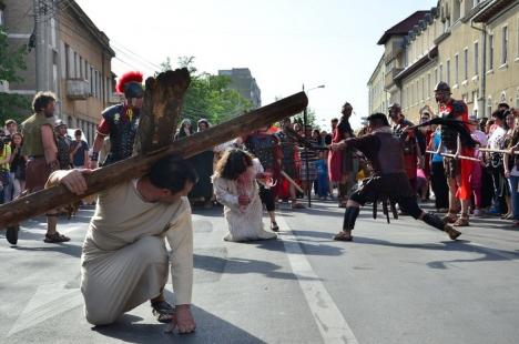 Patimile lui Hristos: Sute de orădeni l-au însoţit pe Iisus pe Drumul Crucii (FOTO / VIDEO)