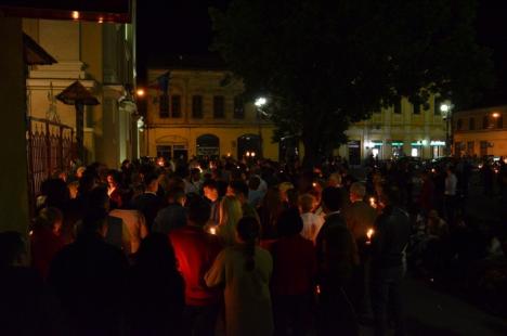 Hristos a Înviat! Sute de orădeni au mers să ia lumină la bisericile din centru (FOTO)