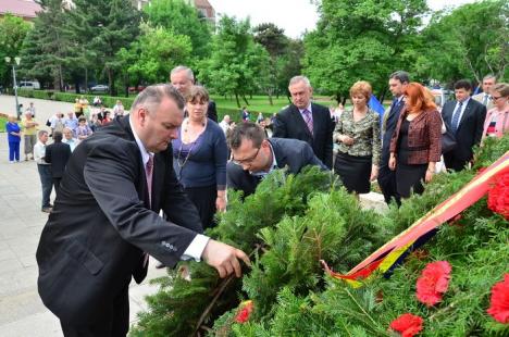 Trei într-una: Oradea a început să serbeze 9 Mai cu o festivitate cu audienţă restrânsă (FOTO)