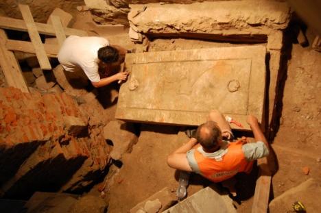 Descoperire în Cetate: A fost dezgropată piatra funerară veche de 600 de ani a unui orădean pe nume Conrad (FOTO)