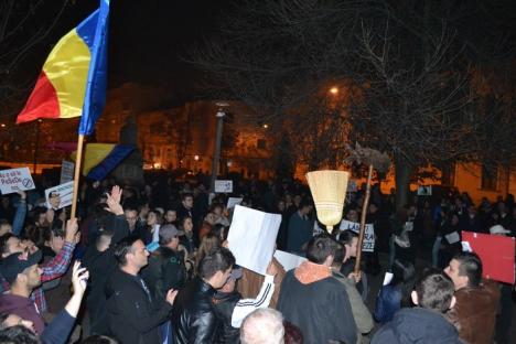 Marş anti-Ponta: Sute de orădeni au strigat "Ponta nu uita că Oradea nu te vrea" (FOTO/VIDEO)