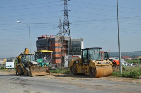 Pe DN 76, cu nervi şi praf: Muncitorii sparg, din nou, şoseaua dintre Oradea şi Sânmartin (FOTO)