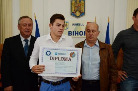 Campionii de la echipa de polo juniori I a CS Crişul, premiaţi de conducerea clubului (FOTO)