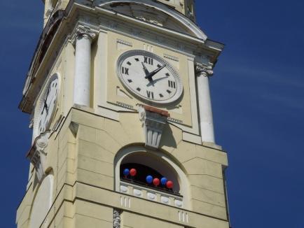 Turnul Primăriei, "împodobit" cu baloane: Sute de copii au tăbărât peste Arlechinul Gulliver (FOTO)