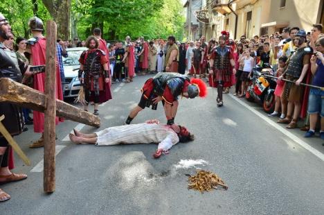 Patimile lui Hristos: Sute de orădeni l-au însoţit pe Iisus pe Drumul Crucii (FOTO / VIDEO)