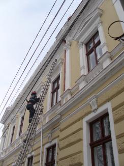 Pompierii, chemaţi să dea jos ţurţurii de gheaţă de pe clădirea DSP Bihor (FOTO)