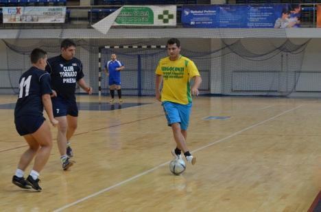 Funcţionarii şi presarii au jucat fotbal în sală în cadrul Toamnei Orădene (FOTO)