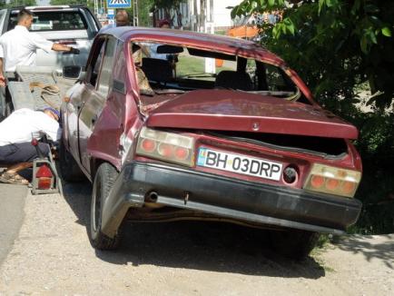 Accident la Sântandrei: O Dacie s-a dat peste cap, după ce a încercat să evite un Passat (FOTO)