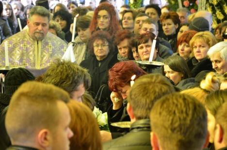 Sute de oameni la înmormântarea lui Şerban Taichiş, studentul care s-ar fi aruncat de pe un complex din Cluj (FOTO)