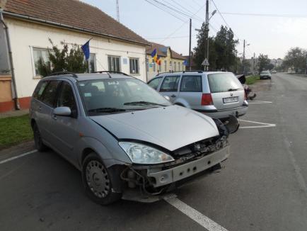 Vot cu peripeţii la Sântandrei: Cinci maşini, avariate, după ce un şofer nu a oprit la Stop (FOTO)