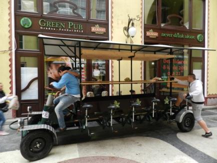 Cseke a pedalat o "bicicletă-autobus" alături de maghiari şi români, vrând să arate că va fi primarul tuturor (FOTO)