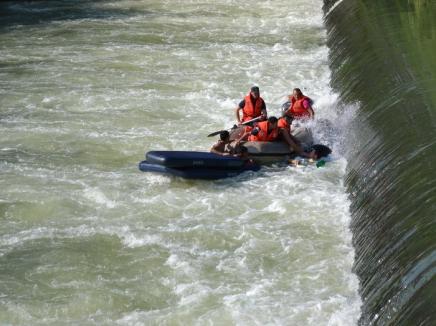 Intervenţie spectaculoasă: Patru copii în pericol de înec, salvaţi de pompieri dintr-un vârtej lângă Podul Dacia (FOTO)