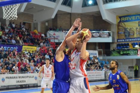 Debut cu stângul: Cu probleme mari de efectiv, baschetbaliştii au pierdut la două puncte jocul din Cupă cu CSU Sibiu (FOTO)