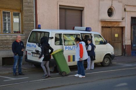 Băgaţi tomberonu'-n dubă! Poliţiştii au returnat o pubelă furată