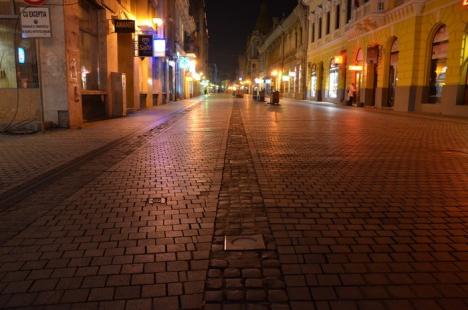 Corso în beznă! Făcut de mântuială, iluminatul din pavajul de pe strada Republicii şi-a dat obştescul sfârşit (FOTO)