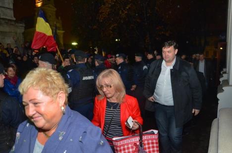 Alegeri cu emoţii: Şefii PSD au avut nevoie de protecţia jandarmilor pentru a părăsi sediul (FOTO)