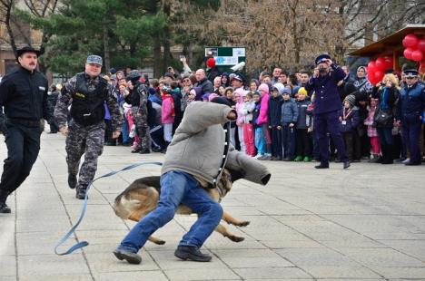 Ziua Poliţiei Române: Copiii şi-au făcut legitimaţii de poliţişti, s-au înghesuit să vadă armele şi să se pozeze cu câinii (FOTO)