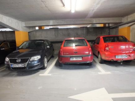 Prima zi în parcarea supraterană: Maşinile derapează din cauza bălţilor (FOTO)
