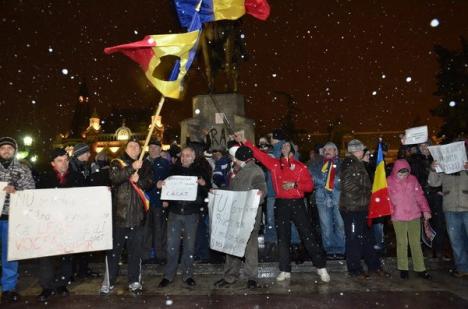 Oradea, seara a şasea de proteste: Unii manifestanţi s-au retras din cauza lozincilor vulgare (FOTO)