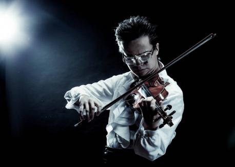Concert pentru vioară susţinut de însuşi compozitorul Roman Kim, pe scena Filarmonicii din Oradea