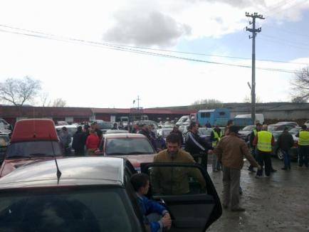 Peste 200 de maşini au ieşit la protest pe DN76: Şoferii au plantat panseluţe în gropi (FOTO)