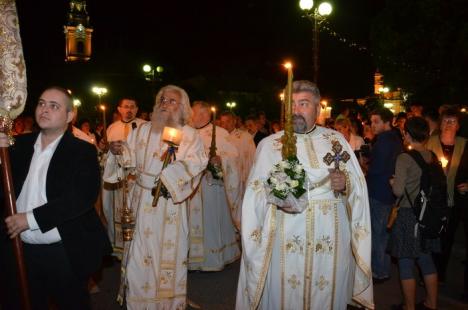 Hristos a Înviat! Sute de orădeni au mers să ia lumină la bisericile din centru (FOTO)