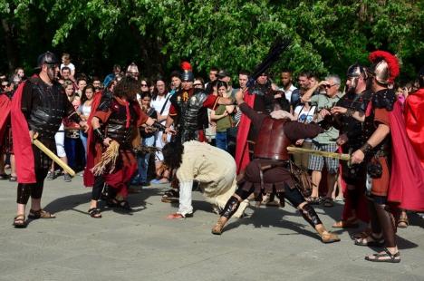 Patimile lui Hristos: Sute de orădeni l-au însoţit pe Iisus pe Drumul Crucii (FOTO / VIDEO)