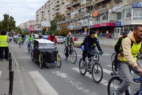 Bicicleta, cel mai rapid mijloc de transport în Oradea. Peste 500 de orădeni au pedalat victorioşi prin oraş (FOTO/VIDEO)