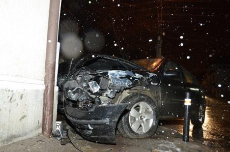 Loc cu ghinion: Două maşini distruse şi o casă avariată, într-un accident pe Călăraşilor (FOTO)