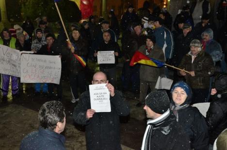 Oradea, seara a şasea de proteste: Unii manifestanţi s-au retras din cauza lozincilor vulgare (FOTO)