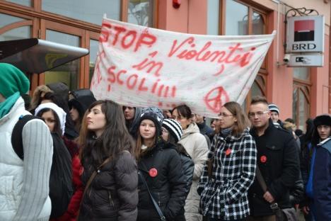 La iniţiativa Floricăi Cherecheş, sute de elevi au mărşăluit împotriva violenţei în şcoli (FOTO)