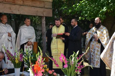 Criticat că n-a mers la înmormântare, episcopul Sofronie a oficiat parastasul părintelui Ciordaş (FOTO)