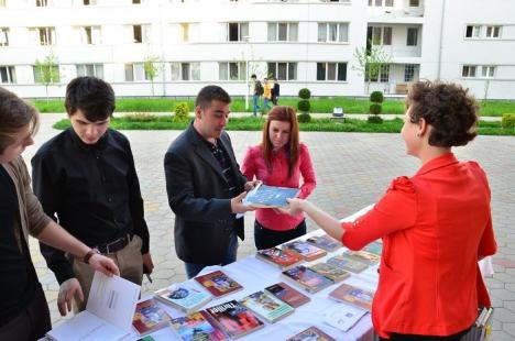 Noaptea Bibliotecilor: Pentru că "lectura e cool-tură", elevii orădeni au împărţit gratis cărţi (VIDEO)